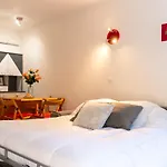 Apartman Avec Jardinet Dans Avec Piscine *