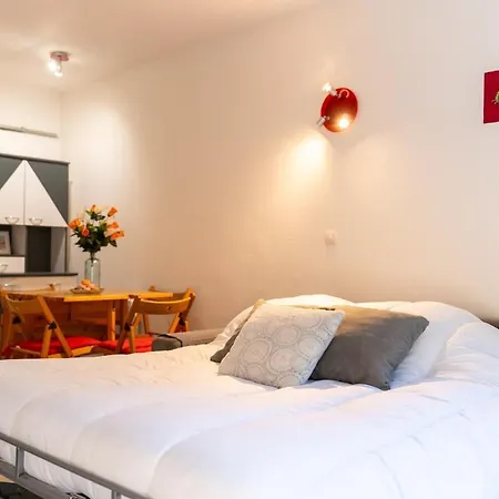 Apartment Avec Jardinet Dans Avec Piscine *