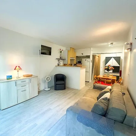 Avec Jardinet Dans Résidence Avec Piscine *