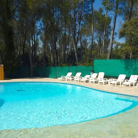 Avec Jardinet Dans Résidence Avec Piscine *