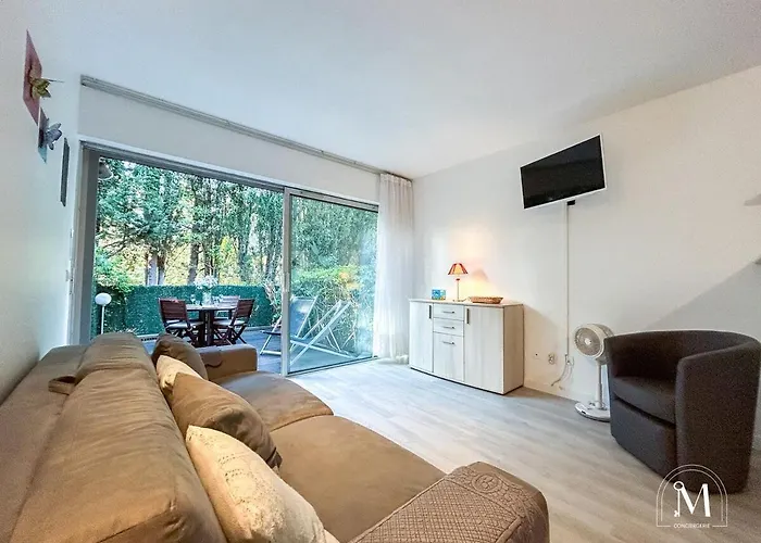 Daire Avec Jardinet Dans Avec Piscine