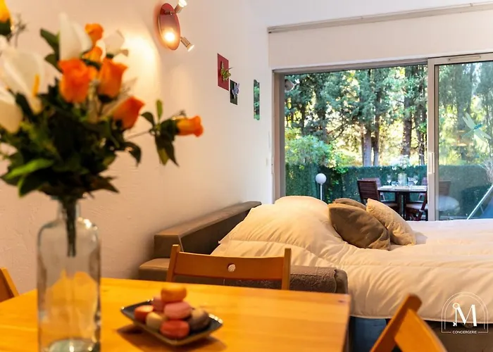 Daire Avec Jardinet Dans Avec Piscine